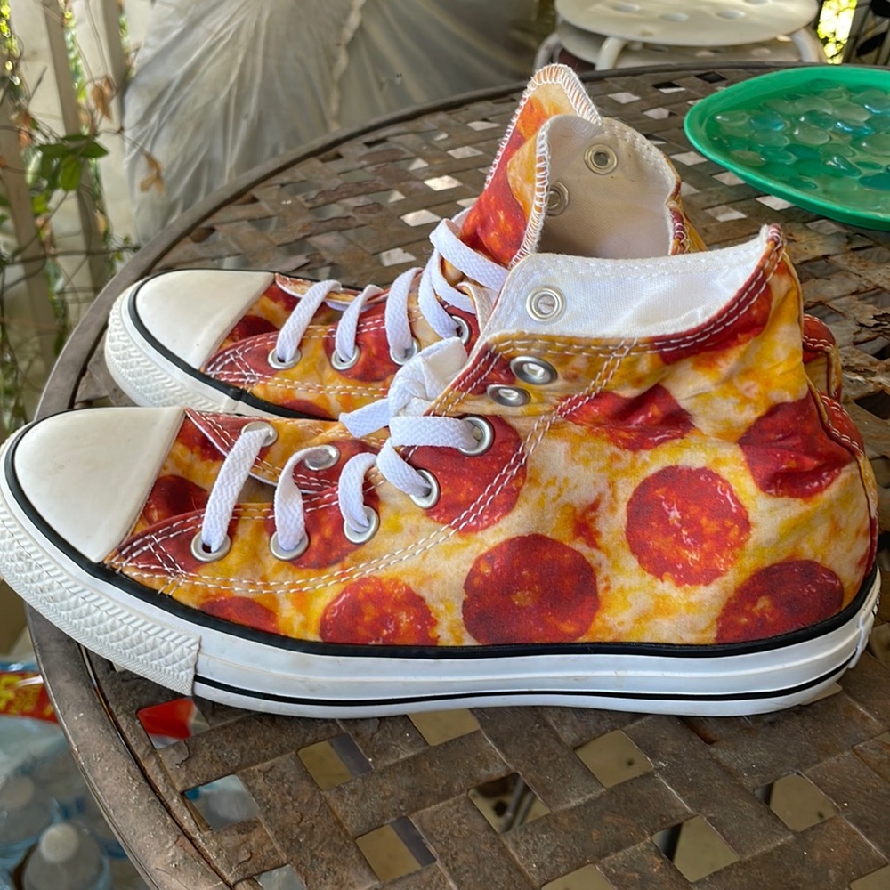 Pizza Converse! Super cute! EUC! Men’s 6,
Women’s 8.